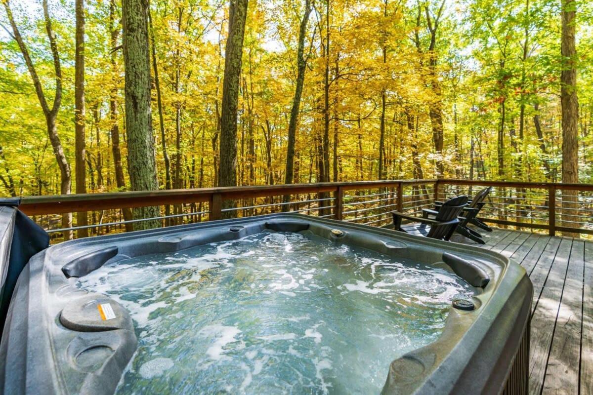 Chalet W Hot Tub, Large Deck, Grill, & Fast Wifi Berkeley Springs Eksteriør bilde