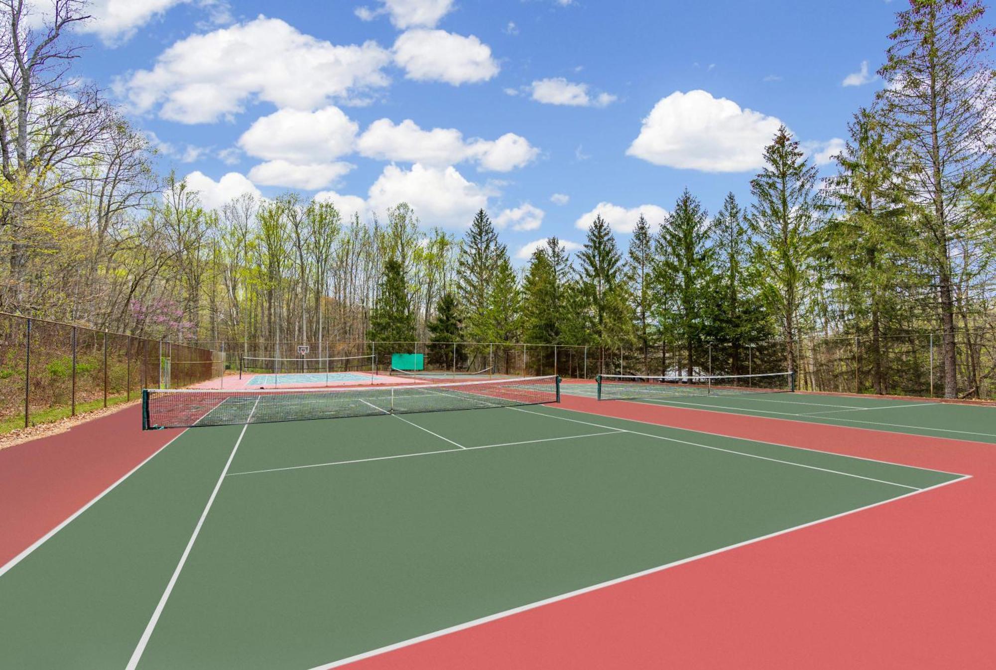 Chalet W Hot Tub, Large Deck, Grill, & Fast Wifi Berkeley Springs Eksteriør bilde