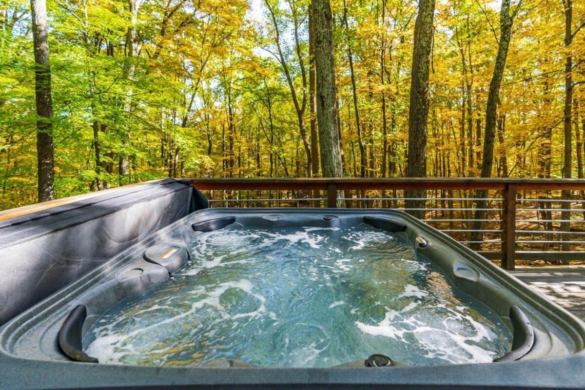 Chalet W Hot Tub, Large Deck, Grill, & Fast Wifi Berkeley Springs Eksteriør bilde