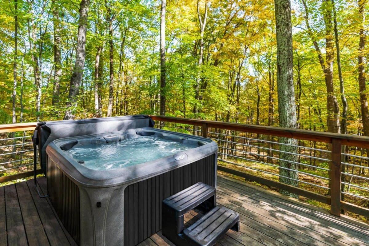 Chalet W Hot Tub, Large Deck, Grill, & Fast Wifi Berkeley Springs Eksteriør bilde