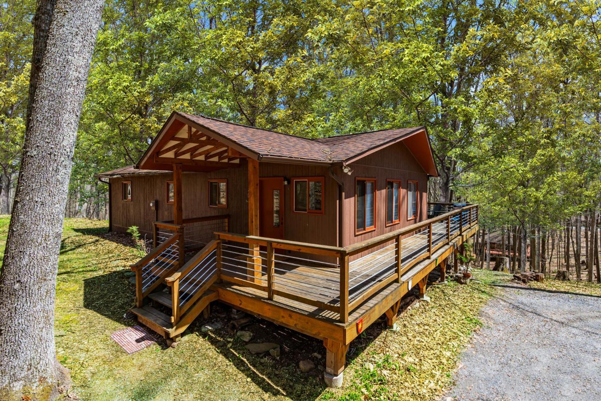 Chalet W Hot Tub, Large Deck, Grill, & Fast Wifi Berkeley Springs Eksteriør bilde