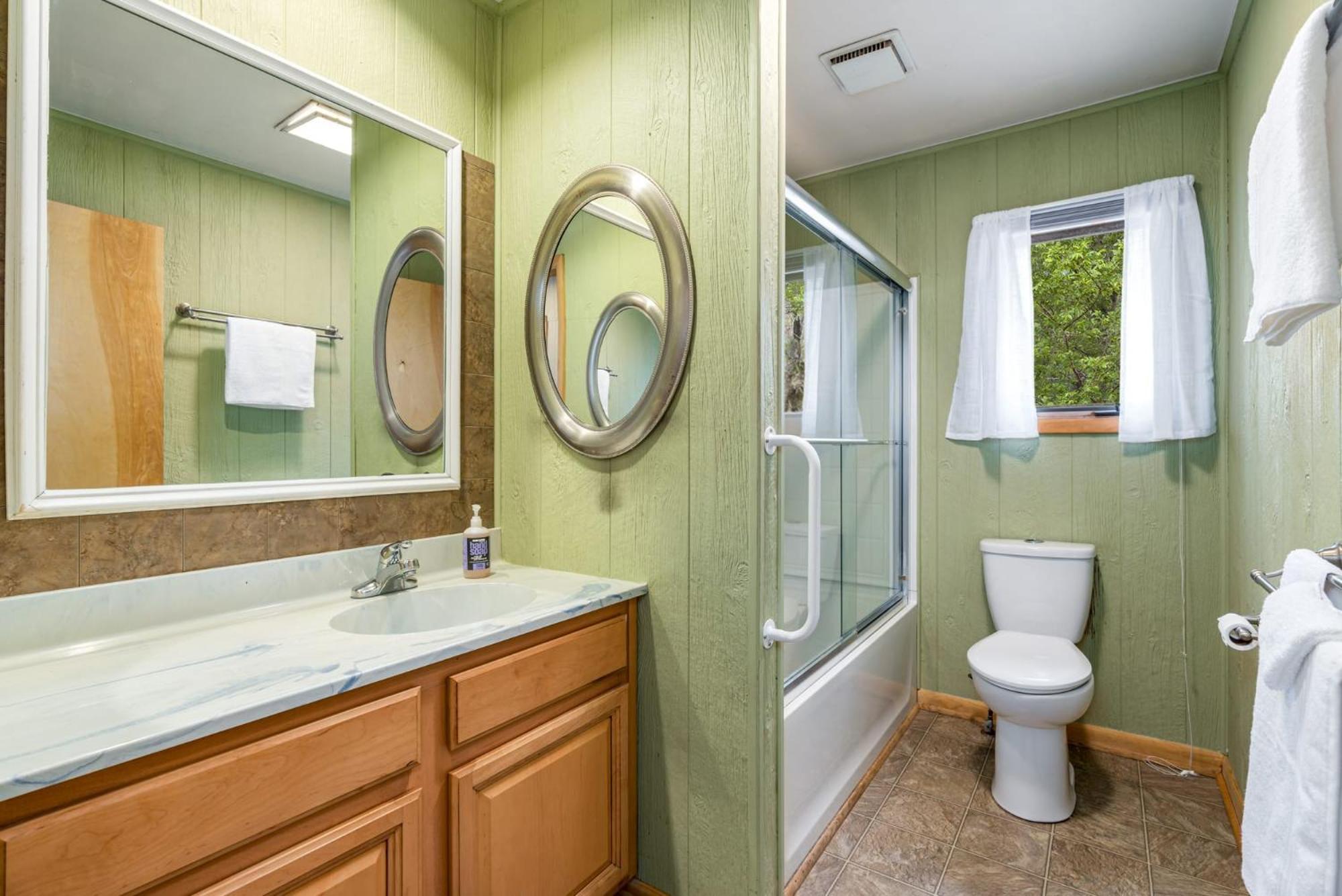 Chalet W Hot Tub, Large Deck, Grill, & Fast Wifi Berkeley Springs Eksteriør bilde