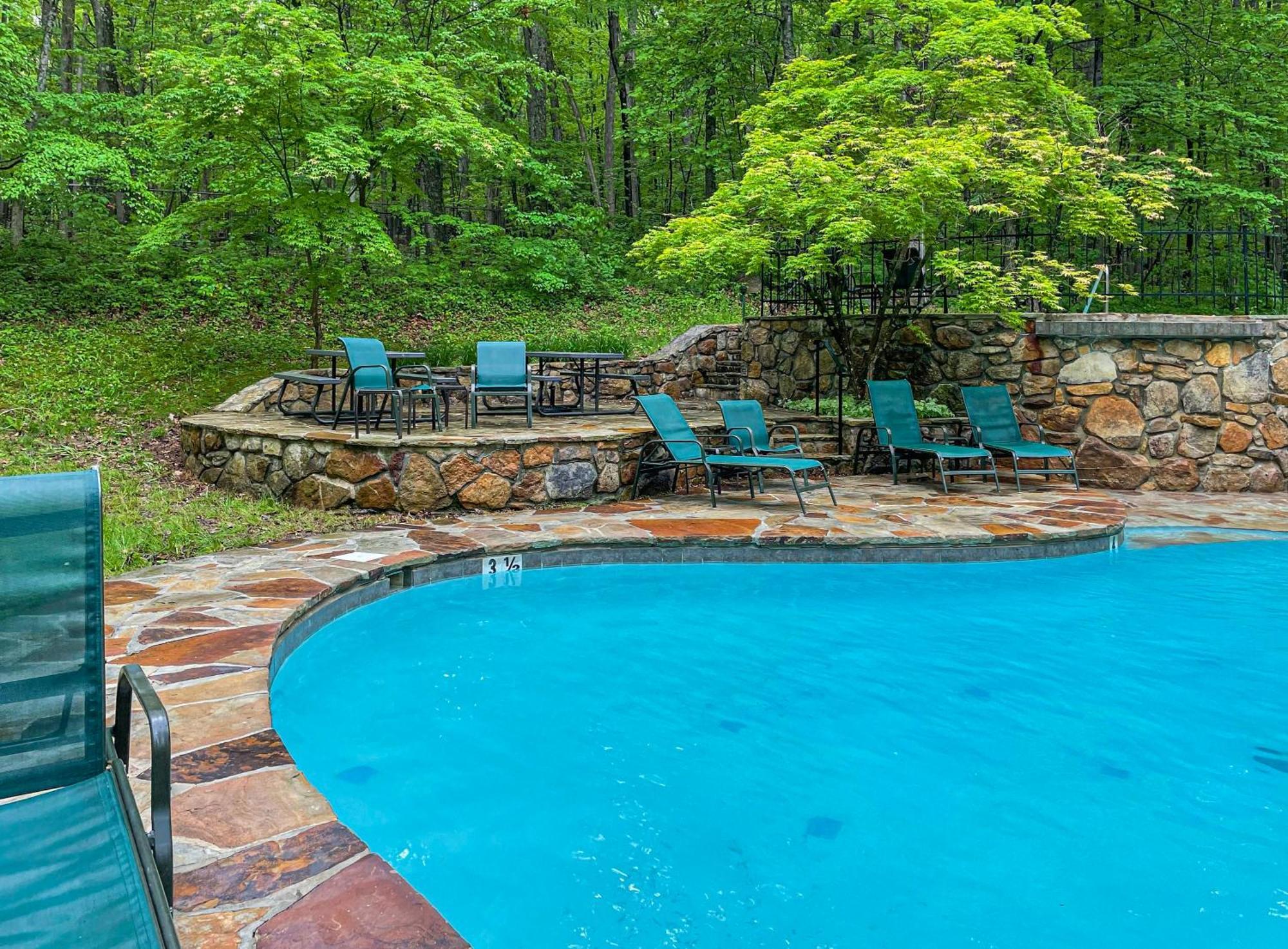 Chalet W Hot Tub, Large Deck, Grill, & Fast Wifi Berkeley Springs Eksteriør bilde